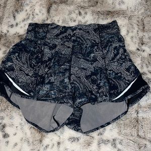 Lululemon Hotty Hot Shorts Blue Paisley Print 2.5*